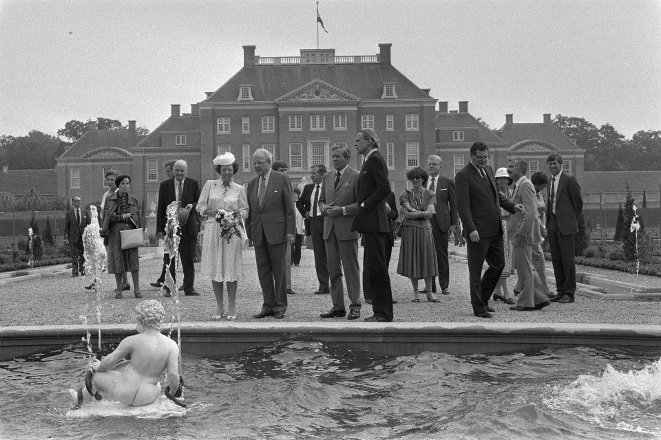 Koningin Beatrix opent Museum Paleis t Loo in Apeldoorn Hare Majesteit en gezels, Bestanddeelnr 933-0094