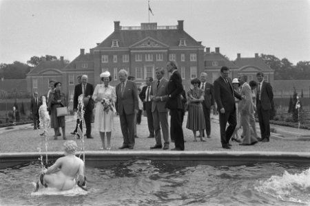 Koningin Beatrix opent Museum Paleis t Loo in Apeldoorn Hare Majesteit en gezels, Bestanddeelnr 933-0094