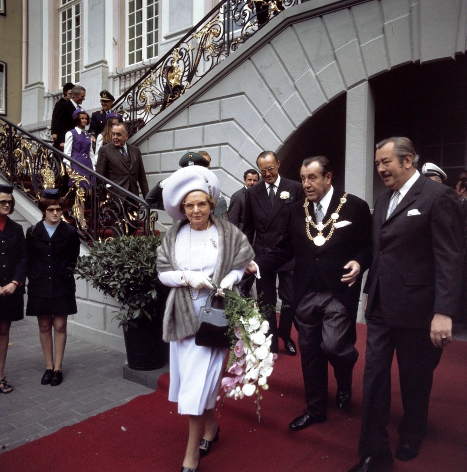 Koningin Juliana en prins Bernhard verlaten het stadhuis van Bonn rechts Oberbü, Bestanddeelnr 254-9005