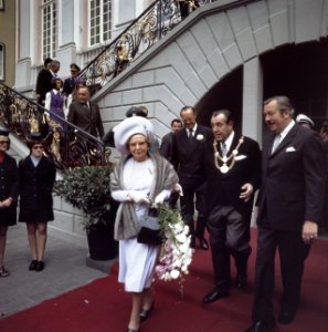 Koningin Juliana en prins Bernhard verlaten het stadhuis van Bonn rechts Oberbü, Bestanddeelnr 254-9005