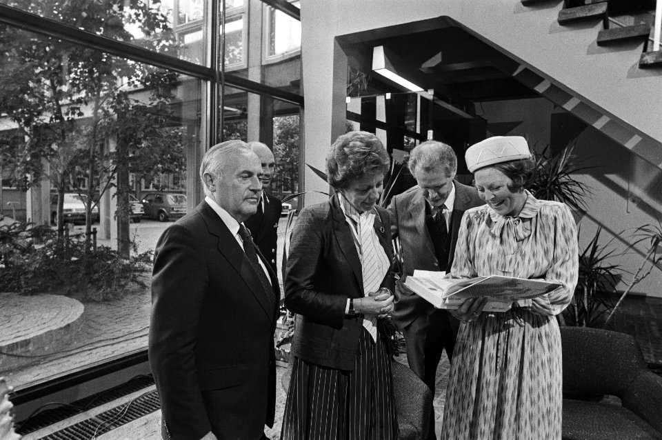 Koningin Beatrix ontvangt in het Dr. Neherlaboratorium te Leidschendam (het ontw, Bestanddeelnr 931-6537