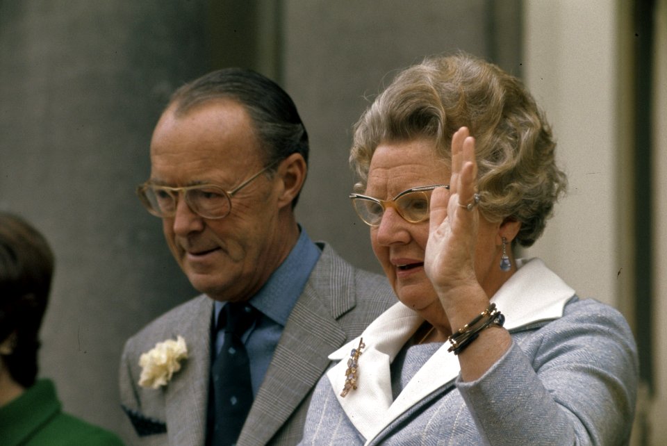Koningin Juliana en prins Bernhard tijdens het defile bij paleis Soestdijk op Ko, Bestanddeelnr 254-9255