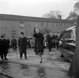 Koningin Ingrid zwaaiend op de kade in Kopenhagen met op de achtergrond toeschou, Bestanddeelnr 252-8656
