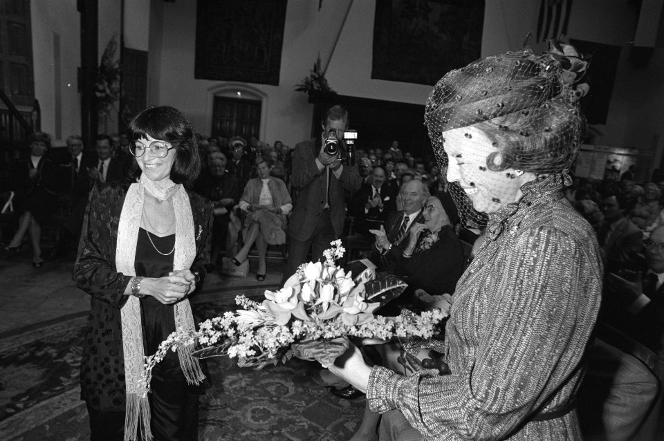 Koningin Beatrix ontvangt bloemen van mevrouw E. van Boom-Husken namens de gehan, Bestanddeelnr 931-6967