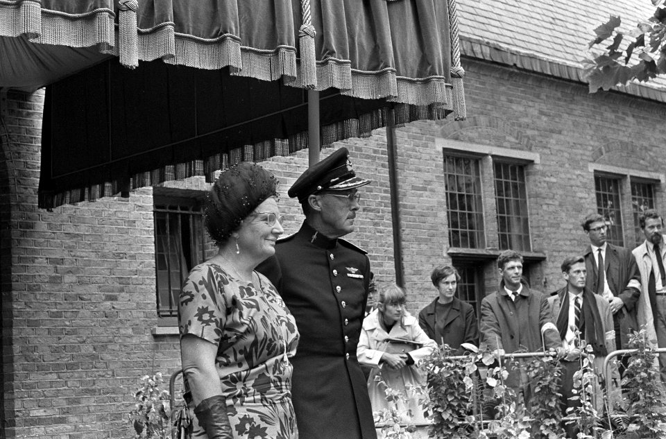 Koningin Juliana en prins Bernhard verlaten de Sint Jacobskerk, Bestanddeelnr 920-6676