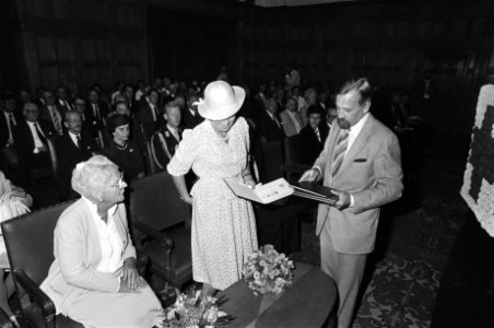 Koningin Beatrix neemt de postzegels in ontvangst, Bestanddeelnr 932-6798