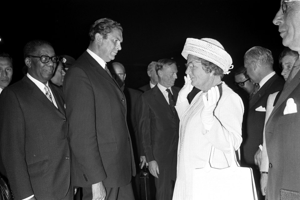 Koningin Juliana en Prins Bernhard vertrekken van Schiphol naar Thailand en Indo, Bestanddeelnr 924-8474