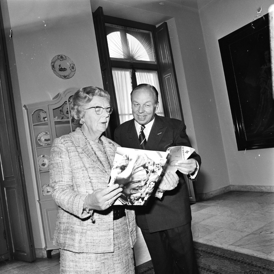Koningin Julia ontvangt eerste exemplaar Koningin Juliana 1925-1965 uit handen, Bestanddeelnr 926-6797