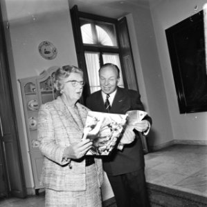 Koningin Julia ontvangt eerste exemplaar Koningin Juliana 1925-1965 uit handen, Bestanddeelnr 926-6797