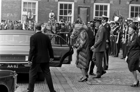 Koningin Juliana en prins Bernhard vertrekken van de Ridderzaal, Bestanddeelnr 927-4564