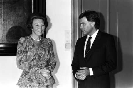 Koningin Beatrix ontvangt Spaanse premier Felipe Gonzalez, Bestanddeelnr 933-3600