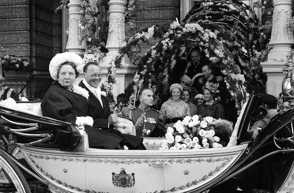 Koningin Juliana en prins Bernhard vertrekken uit het Amstel Hotel in een koets, Bestanddeelnr 913-8283