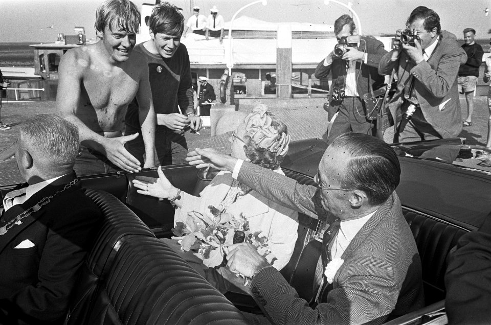 Koningin Juliana en prins Bernhard schudden de hand van vakantiegangers die bij , Bestanddeelnr 920-4966
