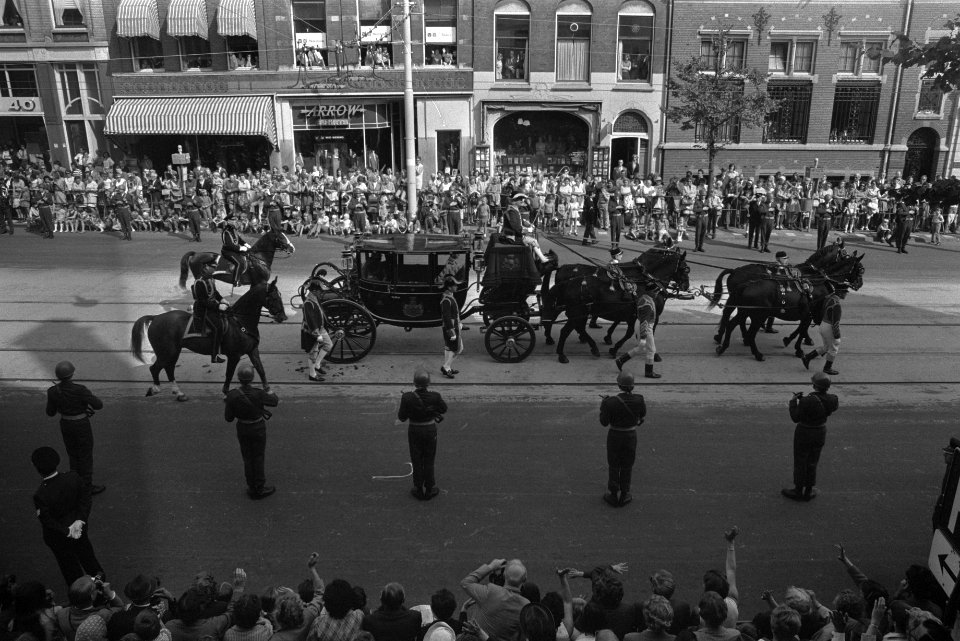 Koningin Juliana en prins Bernhard in de gouden koets, Bestanddeelnr 924-9533