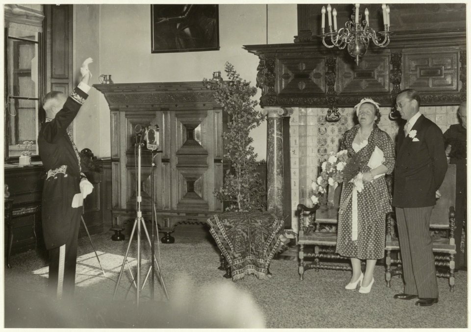 Koningin Juliana en Prins Bernhard in de oude Raadszaal van het stadhuis. NL-HlmNHA 54001068