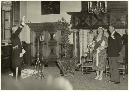 Koningin Juliana en Prins Bernhard in de oude Raadszaal van het stadhuis. NL-HlmNHA 54001068