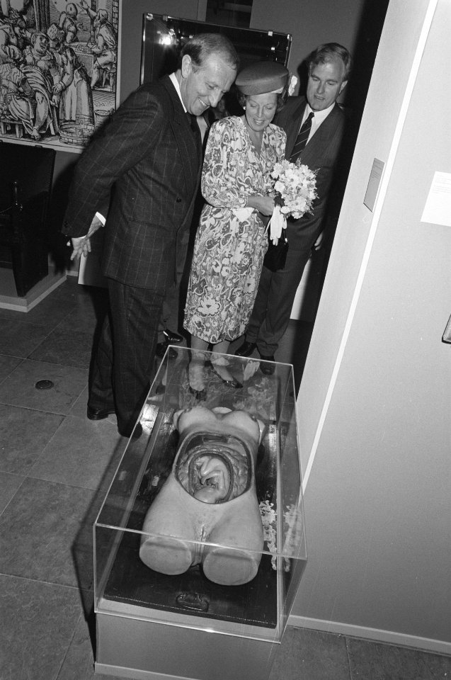 Koningin Beatrix opent tentoonstelling Een kind achter het hart in Amsterdams , Bestanddeelnr 934-0165