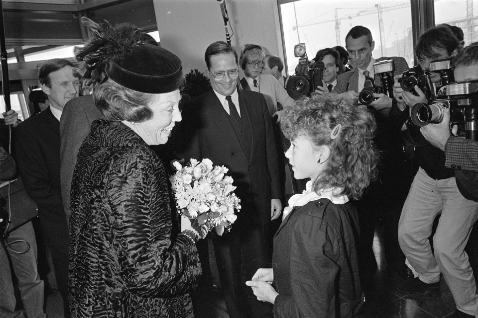 Koningin Beatrix opent het nieuwe Ministerie van O&W in Zoetermeer, Bestanddeelnr 933-2019