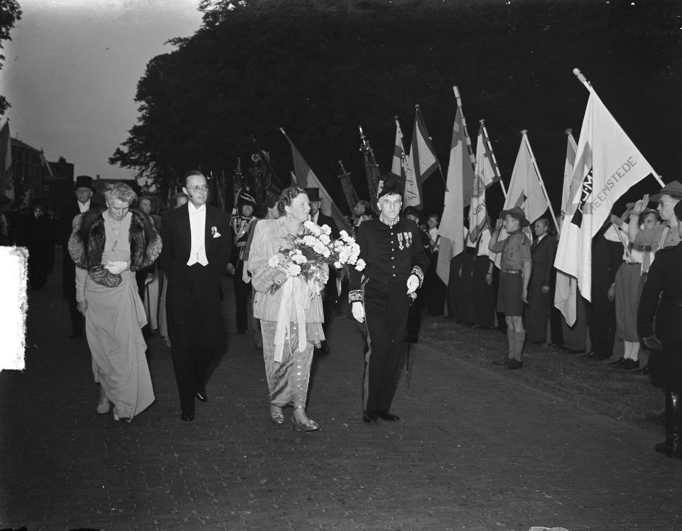 Koningin Juliana en prins Bernhard in Haarlem, Bestanddeelnr 903-4972