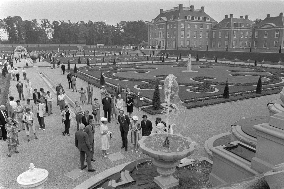 Koningin Beatrix opent Museum Paleis t Loo in Apeldoorn HM en gezelschap in de t, Bestanddeelnr 933-0095