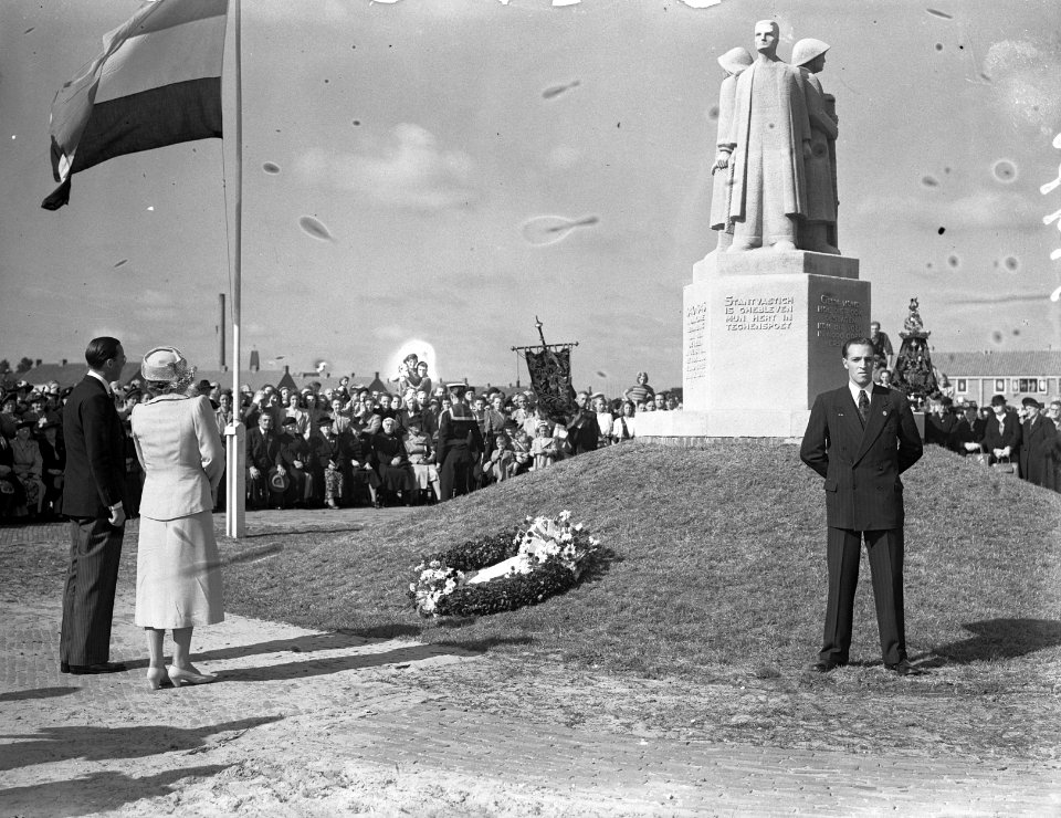 Koningin Juliana en prins Bernhard in IJmuiden. Kranslegging bij monument, Bestanddeelnr 934-5271