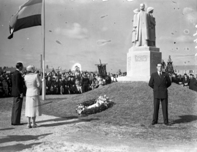 Koningin Juliana en prins Bernhard in IJmuiden. Kranslegging bij monument, Bestanddeelnr 934-5271