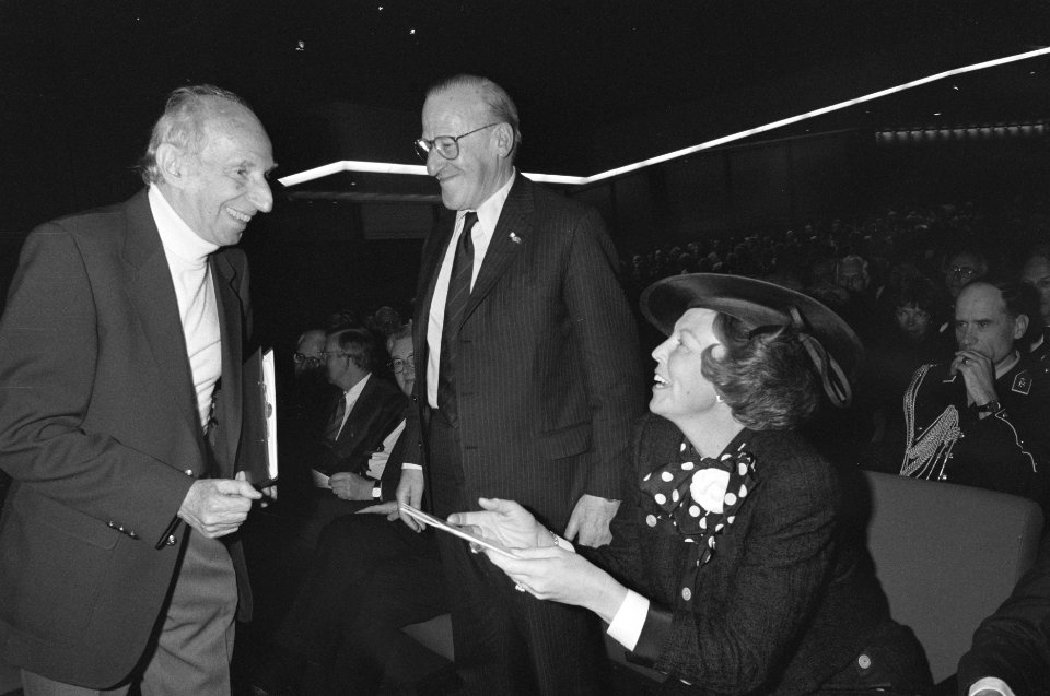 Koningin Beatrix ontvangt boekje van Leo Vroman bij viering 75-jarig jubileum Ne, Bestanddeelnr 934-2344