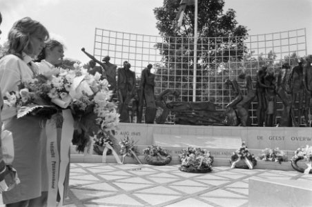 Koningin Beatrix onthult het Indisch Monument in Den Haag er worden kransen bij, Bestanddeelnr 934-2970
