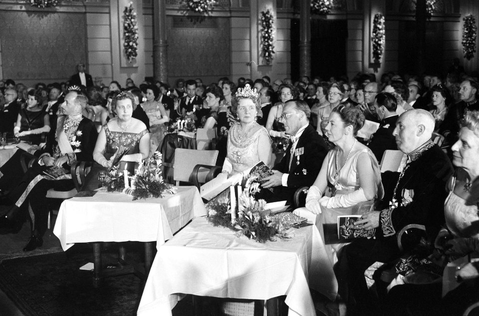 Koningin Juliana en prins Bernhard tijdens de feestavond in het Concertgebouw, Bestanddeelnr 913-8341