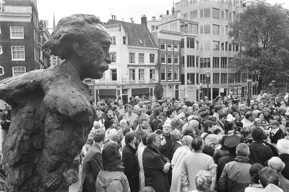 Koningin Beatrix onthult beeld Multatuli op de Torensluis in Amsterdam het beel, Bestanddeelnr 933-9813