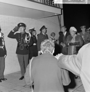Koningin Juliana en prins Bernhard terwijl ze worden verwelkomd, Bestanddeelnr 918-3243