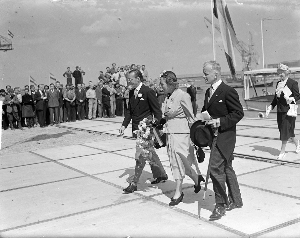 Koningin Juliana, prins Bernhard en Burgemeester d'Ailly arriveren, Bestanddeelnr 904-0639