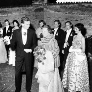 Koningin en prinsessen bij galavoorstelling De waarachtige historie van dokter , Bestanddeelnr 911-3517