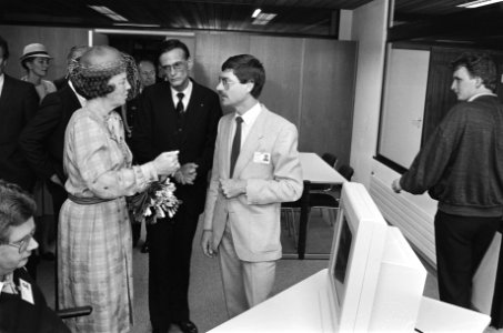 Koningin Beatrix opent de nieuwbouw van het Rijks Computer Centrum in Apeldoorn, Bestanddeelnr 932-9859