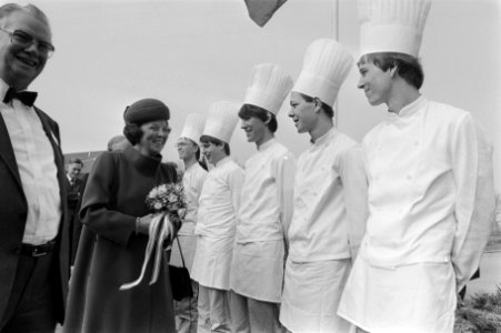 Koningin Beatrix opent banketbakkersmuseum in de Flevohof Koningin Beatrix loopt, Bestanddeelnr 933-2632