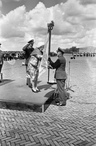 Koningin geeft vaandel aan Luchtmacht, Bestanddeelnr 917-7917