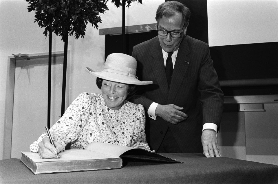 Koningin Beatrix opent Academisch Medisch Centrum in Amsterdam officieel Hare M, Bestanddeelnr 932-9977