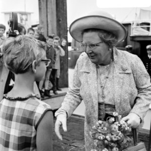 Koningin Juliana in gesprek met een kind, Bestanddeelnr 922-5397