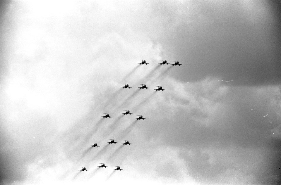 Koningin geeft vaandel aan Luchtmacht, formatie vliegen. F104G Starfighters, Bestanddeelnr 917-7926