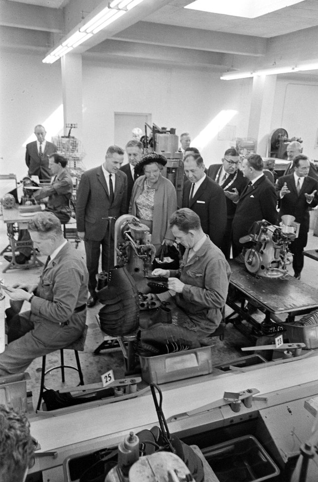 Koningin Juliana in de schoenfabriek van het Fonds voor Sociale Instellingen te , Bestanddeelnr 919-5659