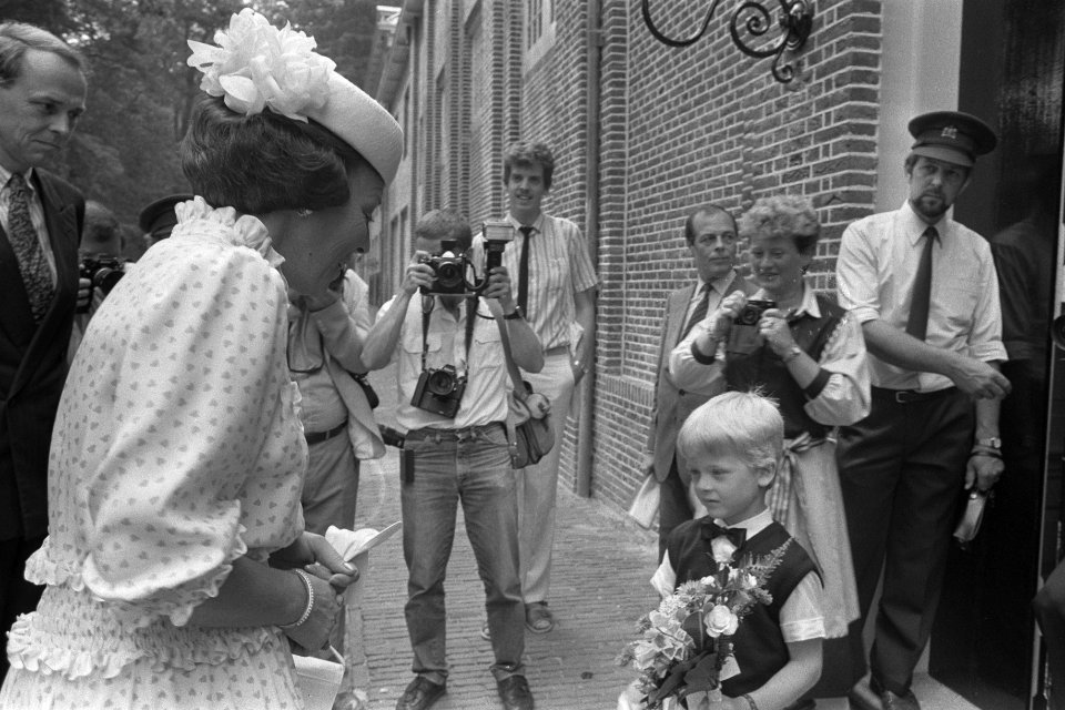 Koningin Beatrix opent Museum Paleis t Loo in Apeldoorn Hare Majesteit krijgt bl, Bestanddeelnr 933-0097