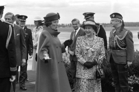 Koningin Elizabeth van Engeland op Ypenburg begroet door Koningin Beatrix, Bestanddeelnr 934-2818