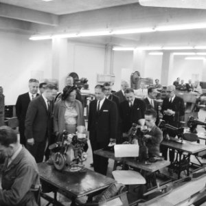 Koningin Juliana in de schoenfabriek van het Fonds voor Sociale Instellingen te , Bestanddeelnr 919-5656