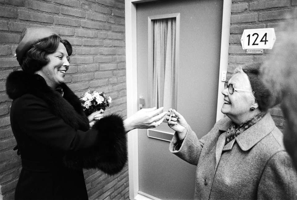Koningin Beatrix overhandigt de sleutel aan bewoonster mw C. van Voorthuizen van, Bestanddeelnr 932-3532