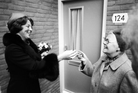 Koningin Beatrix overhandigt de sleutel aan bewoonster mw C. van Voorthuizen van, Bestanddeelnr 932-3532 photo