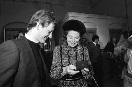 Koningin Beatrix slaat ook eerste nieuwe guldens in Rijksmunt te Utrecht. Beatri, Bestanddeelnr 931-9133