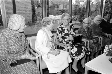Koningin Juliana in gesprek met enkele bejaarden, Bestanddeelnr 929-1704