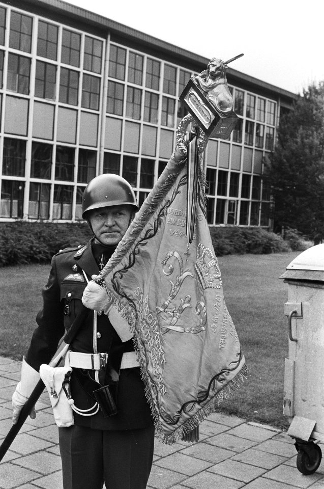 Koningin Beatrix reikt in Nunspeet het verzetsherdenkingskruis aan het Regiment , Bestanddeelnr 932-3033