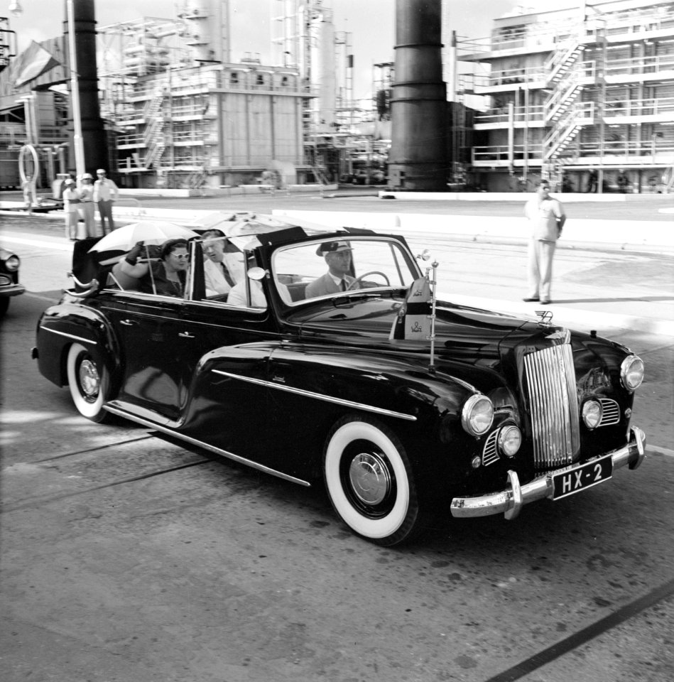 Koningin Juliana in een auto bij de Lago-olieraffinaderij in St. Nicolaas, Bestanddeelnr 252-3973