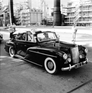 Koningin Juliana in een auto bij de Lago-olieraffinaderij in St. Nicolaas, Bestanddeelnr 252-3973